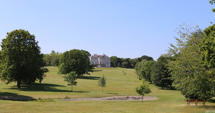 Beckenham Place park with mansion in the horizon 