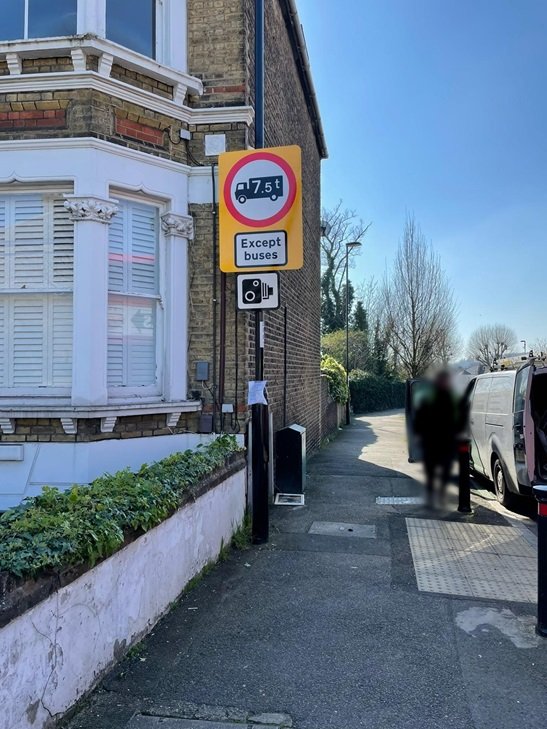 image of a weight restriction sign on drakefell road